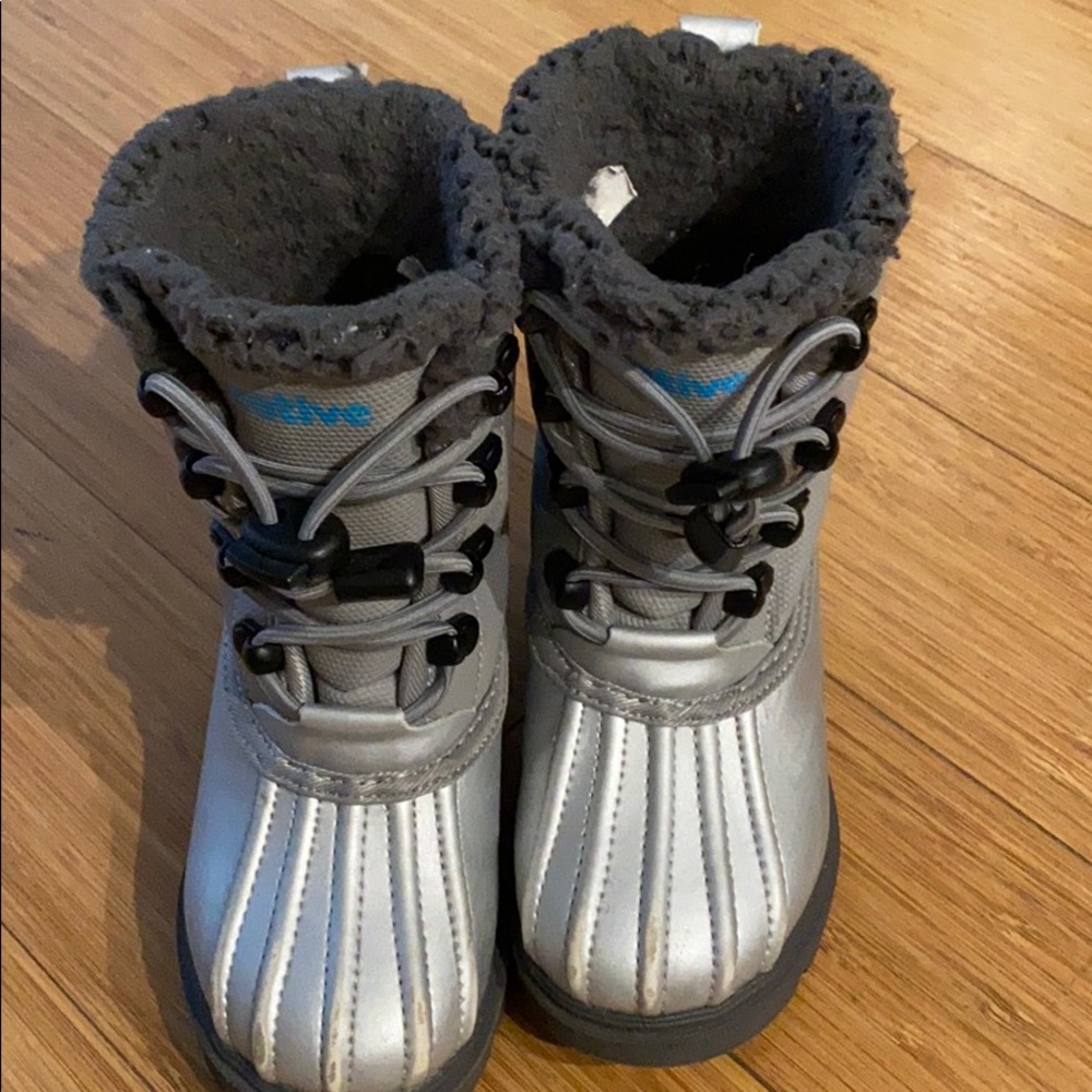 Native kids snow boots - size 7 - silver